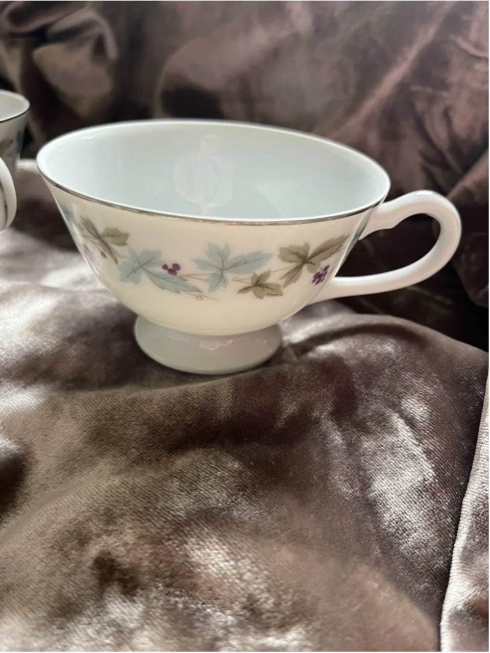 6 Vintage Fine China Japan 6701 Grape Pattern Cups & Saucers. 4 Sets plus 2 cups